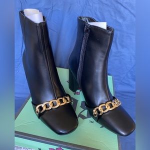 New in box Brash brand black ankle boot with gold chain across toe size:8